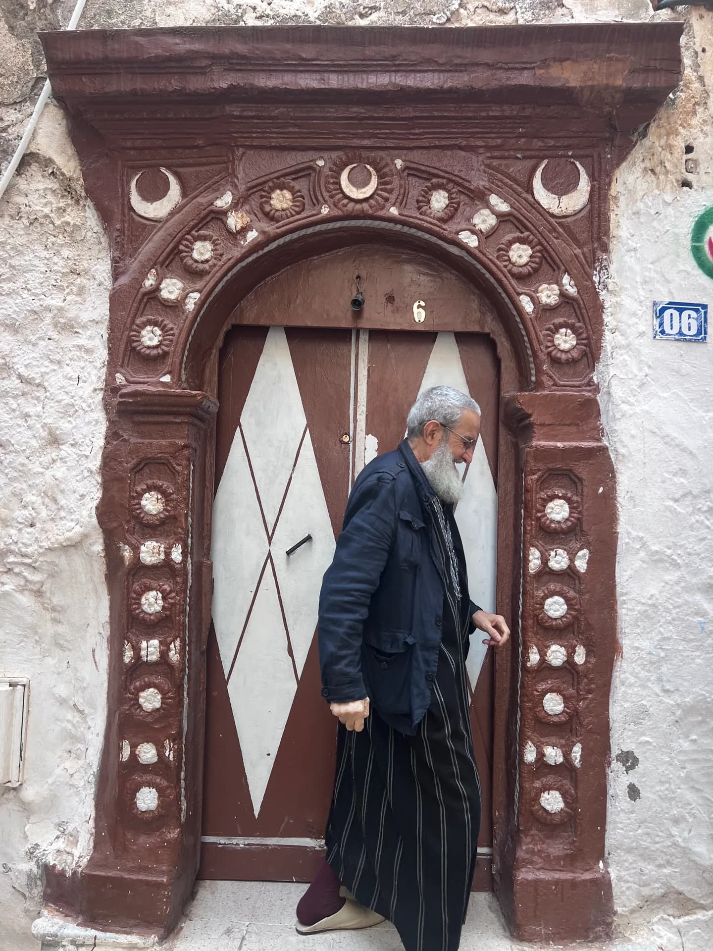 Une porte sculptée et les gestes du quotidien
