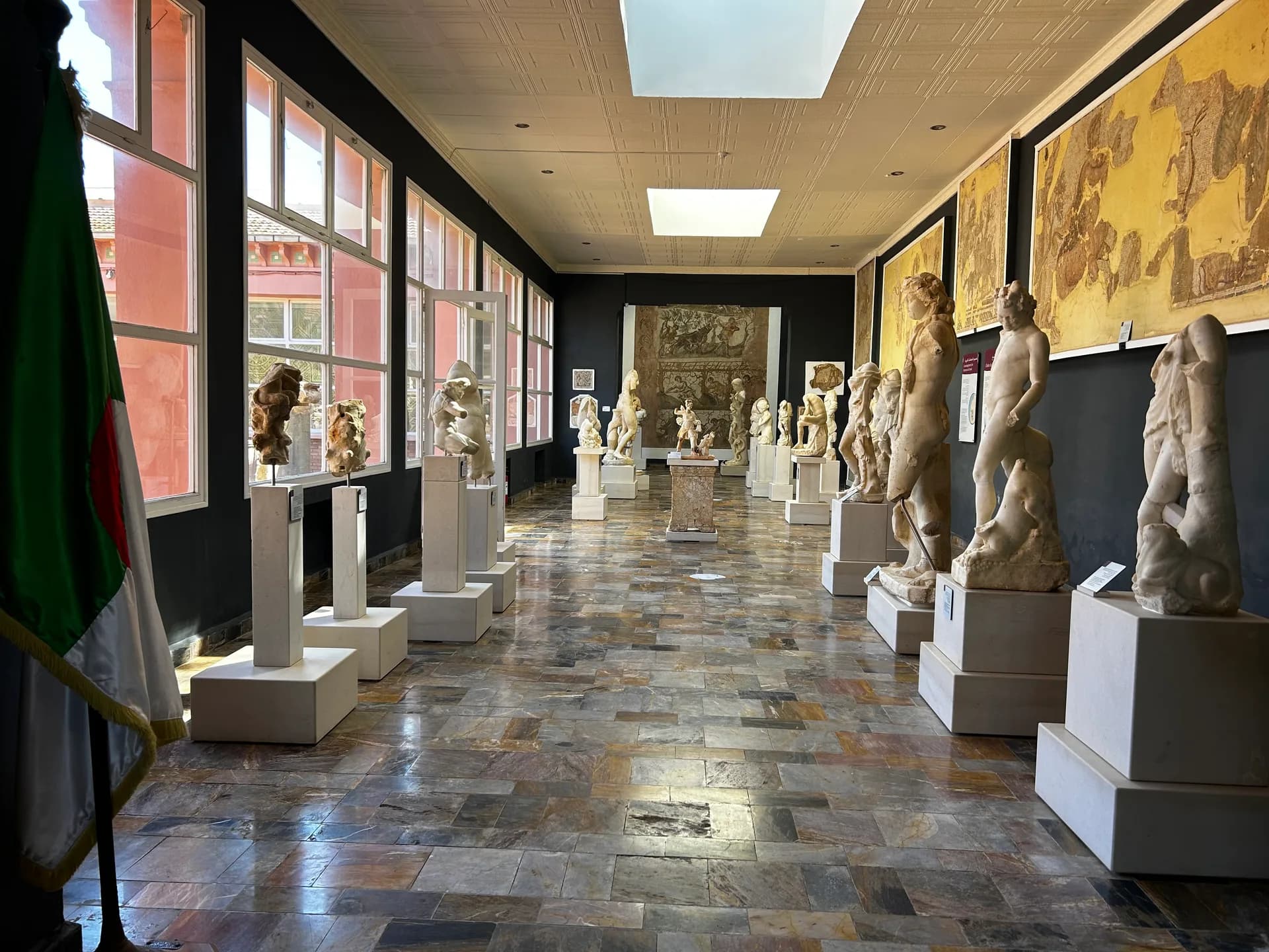 Sculptures et mosaïques dans une galerie de musée