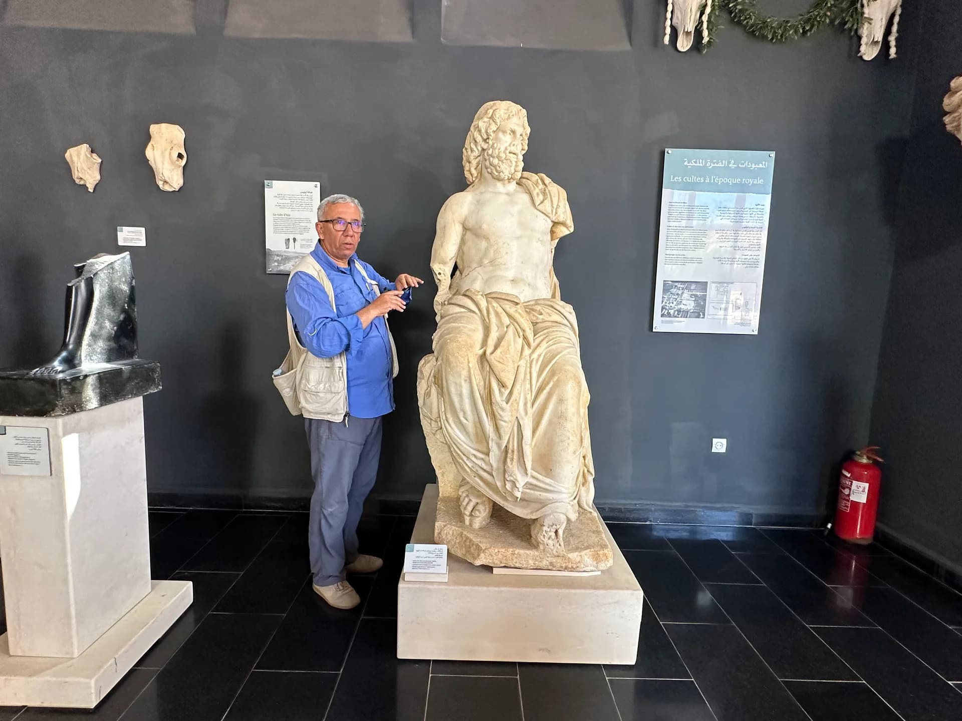 Regarder une sculpture dans un musée