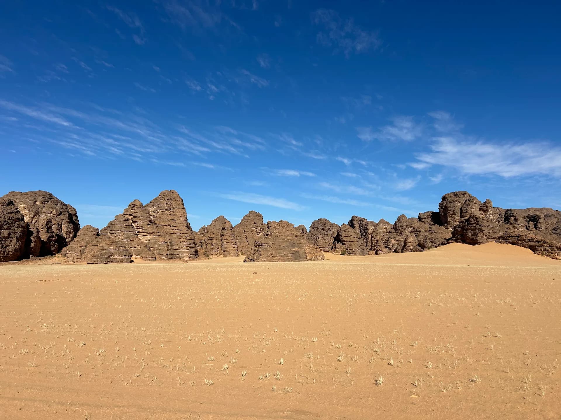 Sable et silhouettes rocheuses du Sahara