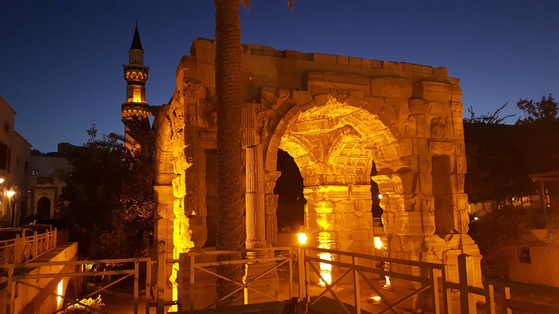 L’arc de Marc Aurèle à Tripoli, à la tombée du jour