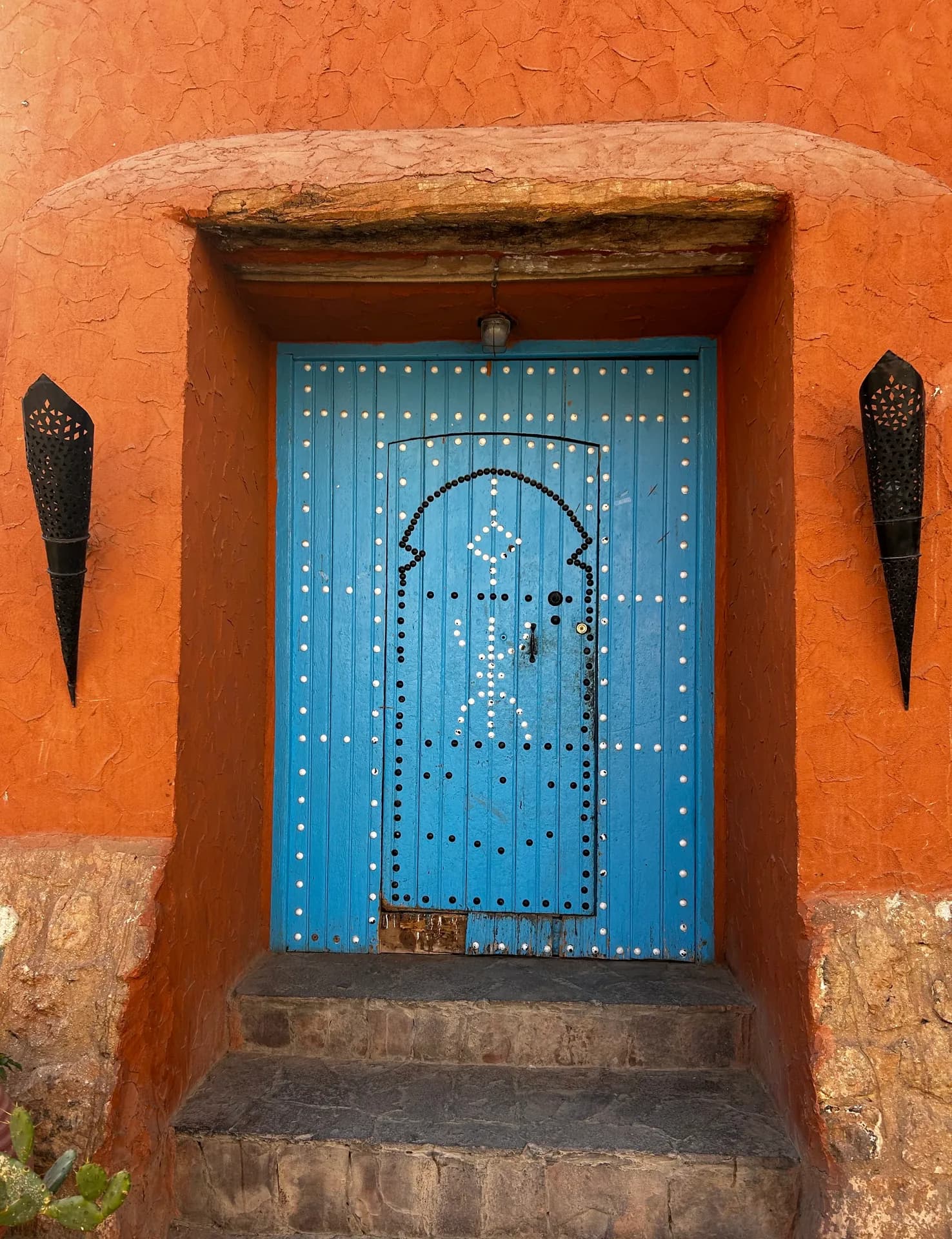 Porte bleue dans une façade couleur terre