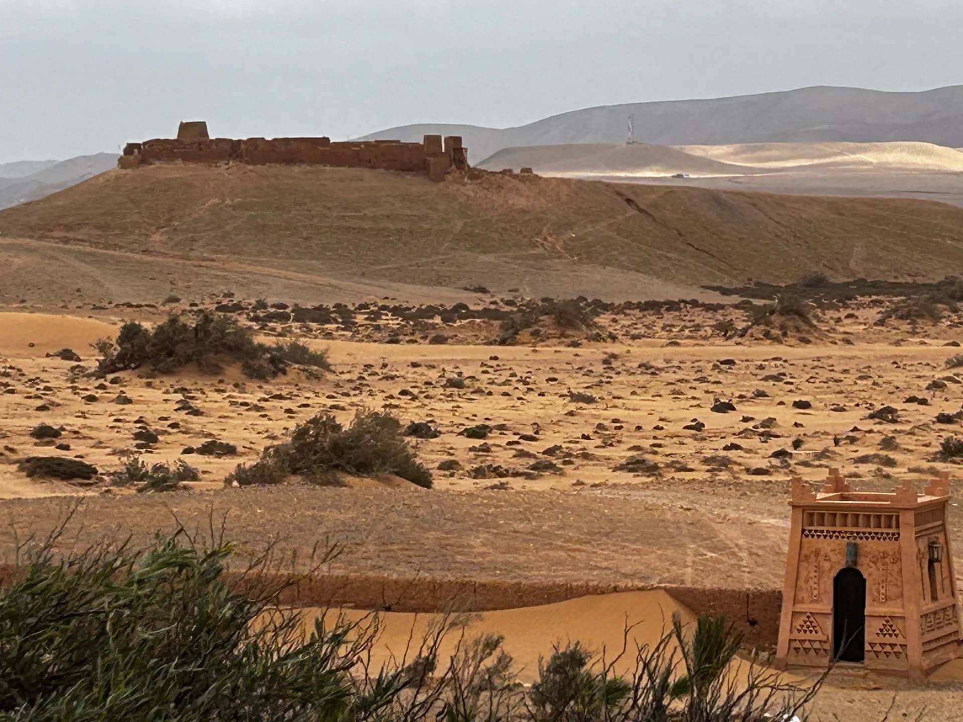 Une construction de terre dans un paysage aride