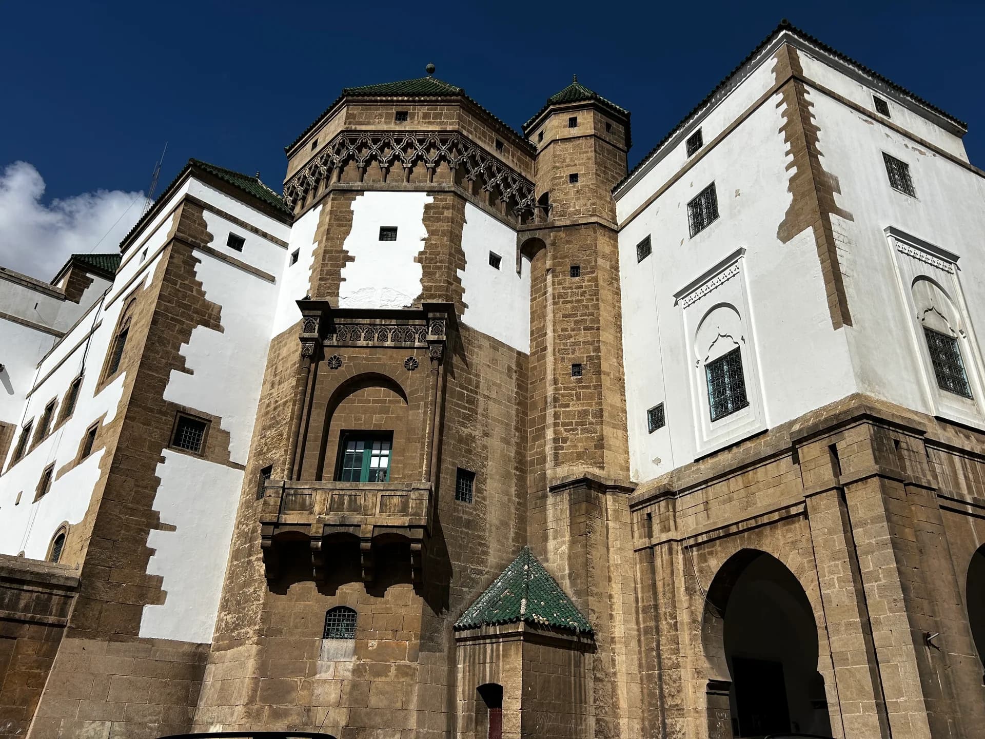Une porte monumentale entre les façades de la ville