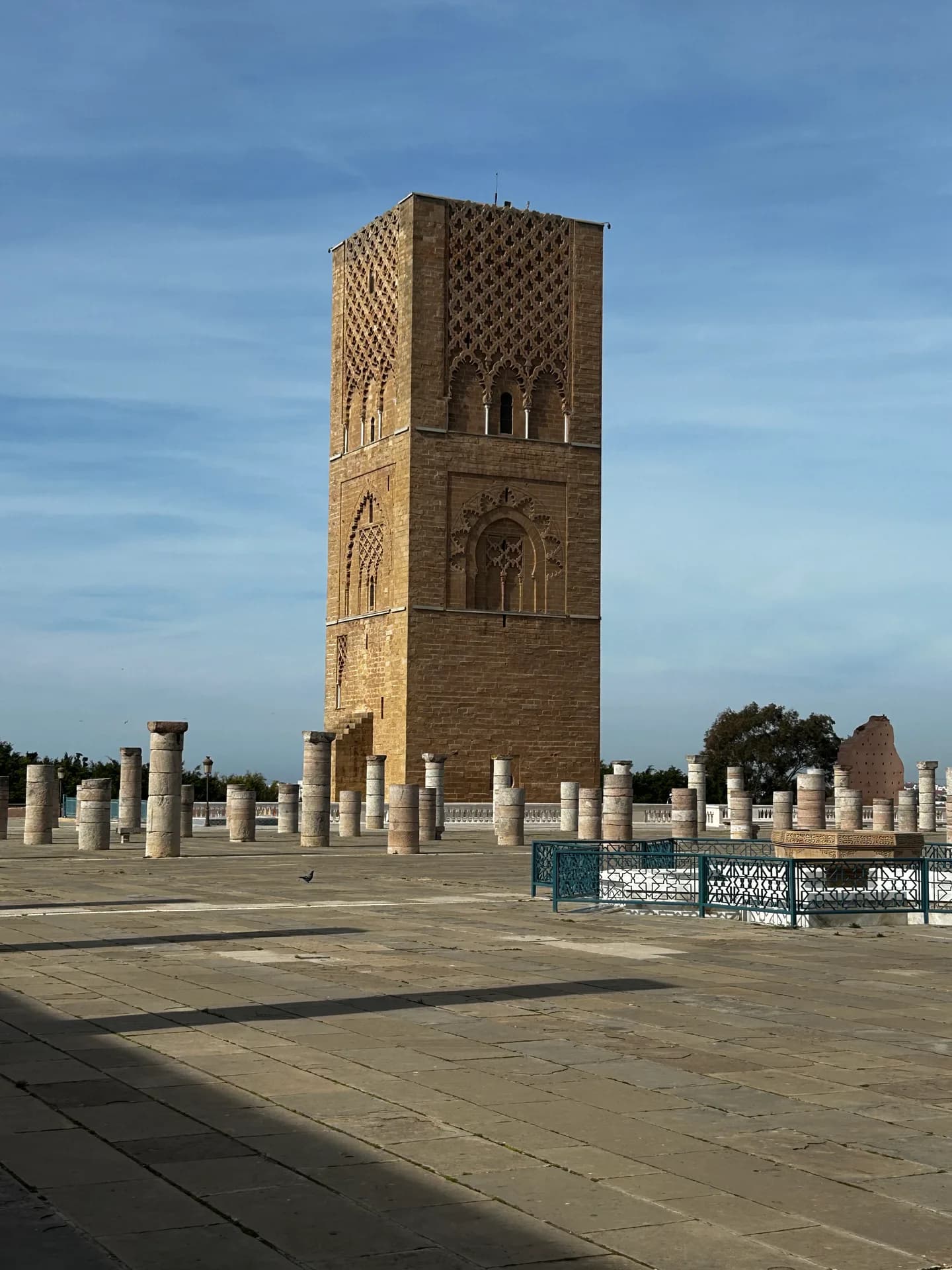 Un minaret de pierre dans l’espace de la ville