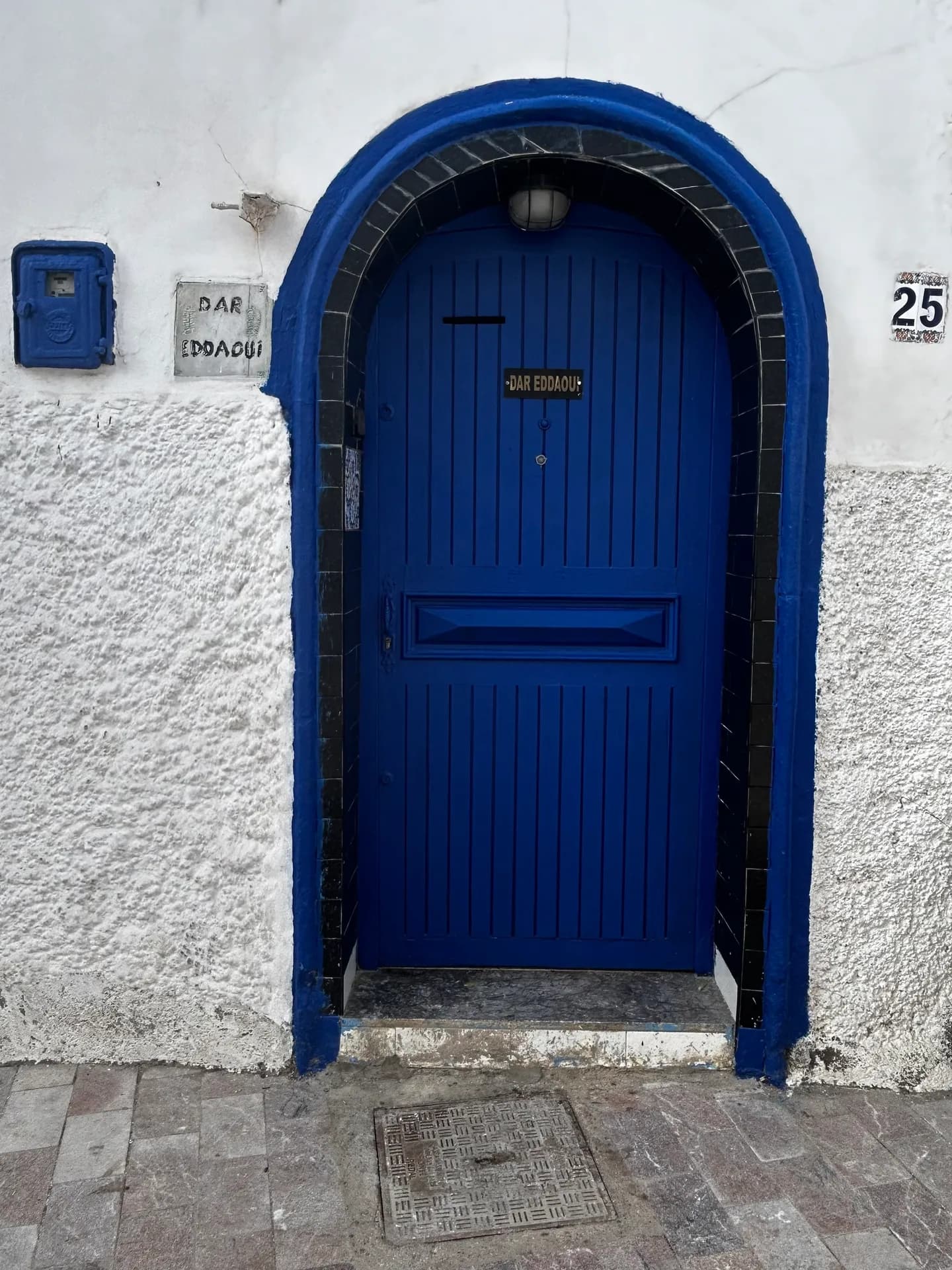 Une porte bleue sur un mur blanc