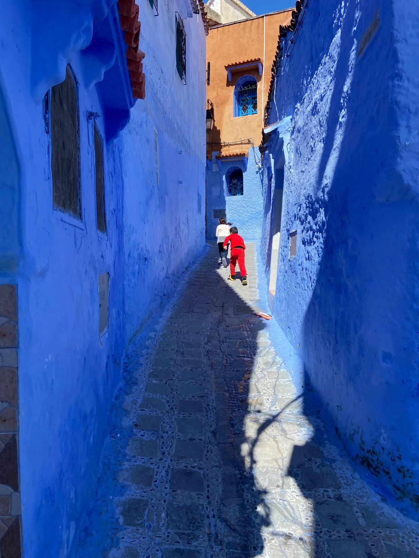 Une ruelle aux murs peints en bleu