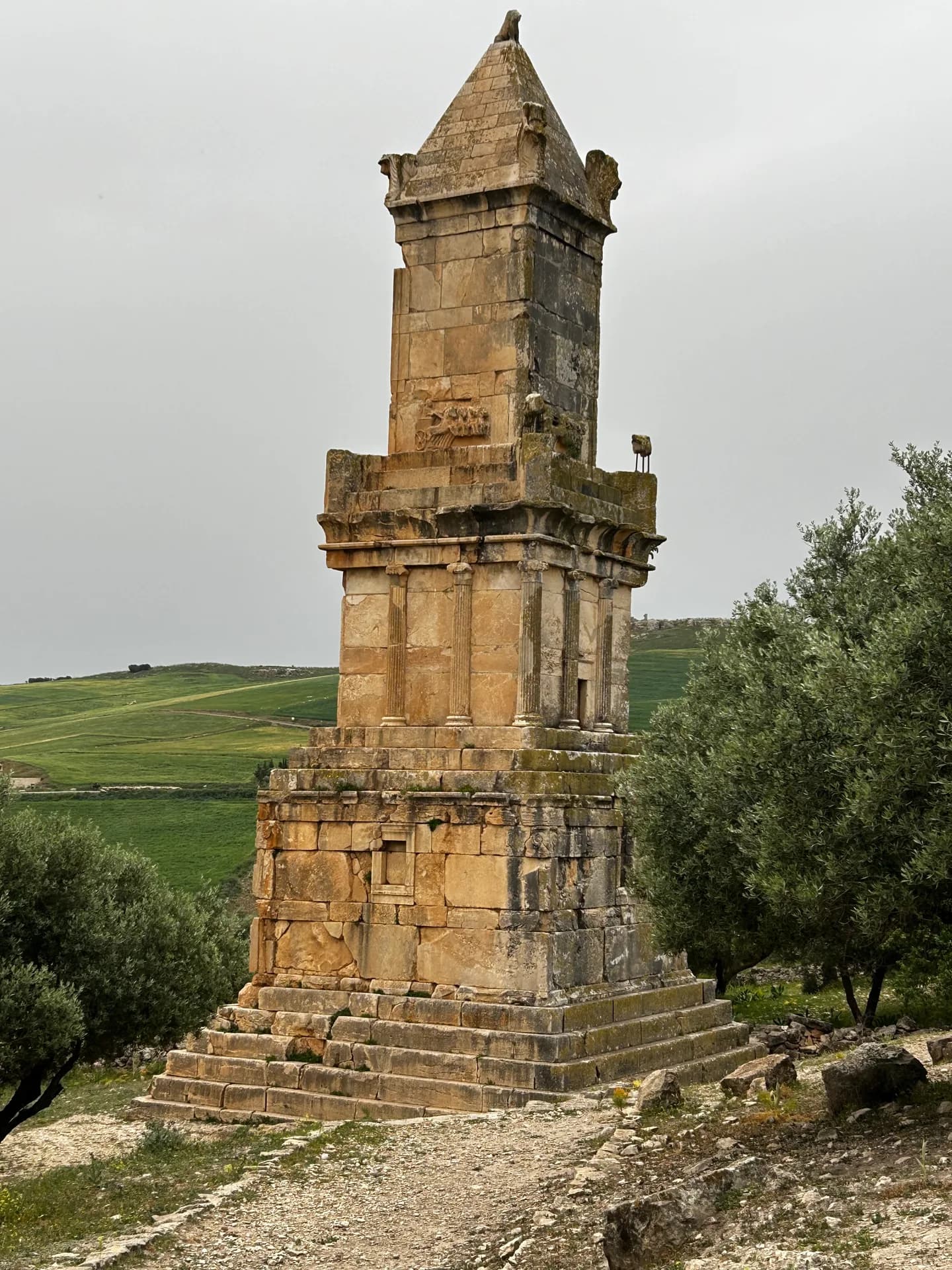 Un monument de pierre au-dessus du paysage