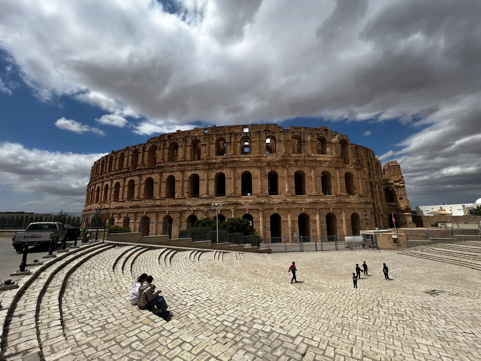 L’amphithéâtre d’El Jem sous un ciel nuageux