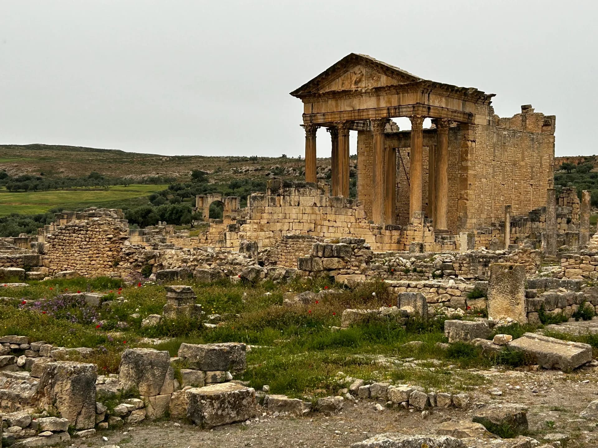 Un temple antique au milieu des vestiges