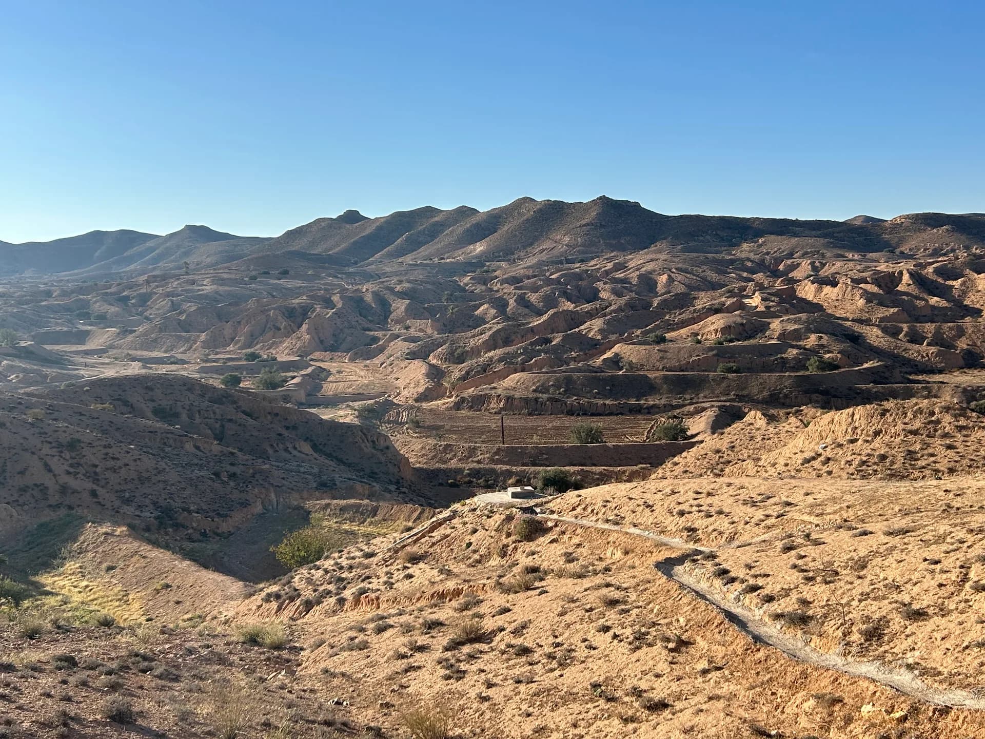 Reliefs et chemins dans un paysage du Sud