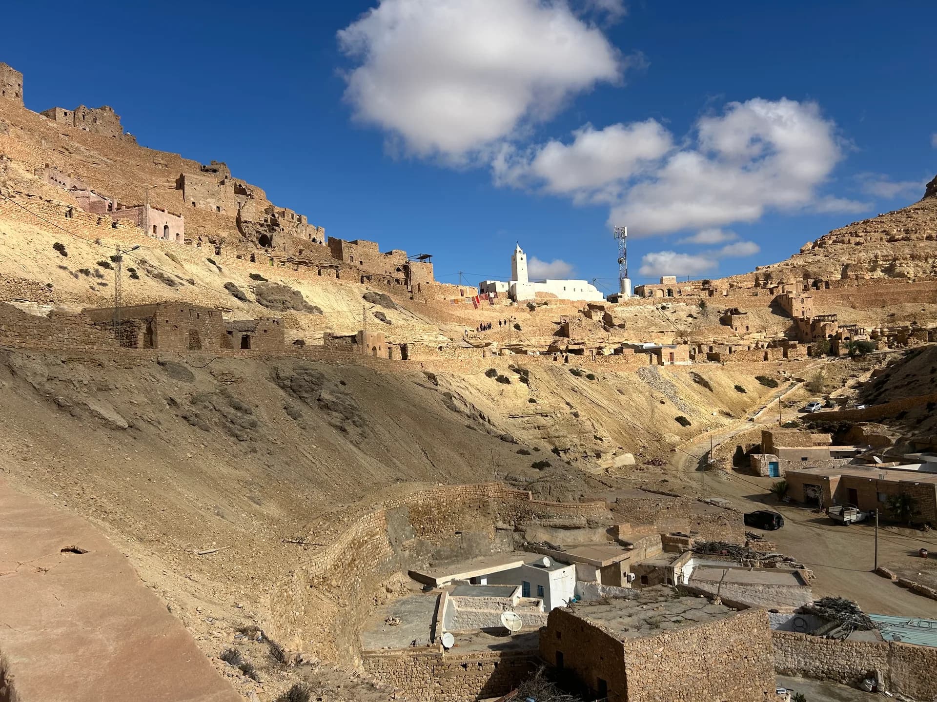 Un village de pierre accroché au relief